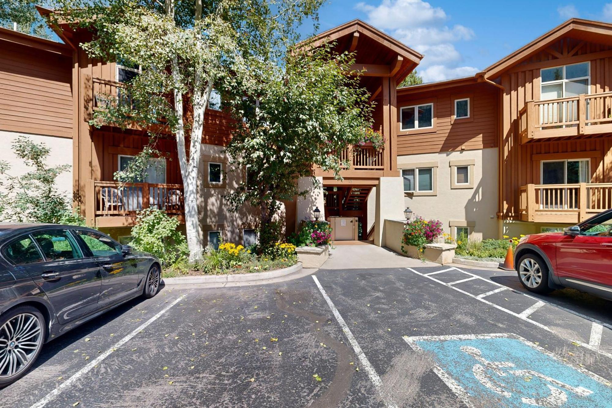 Beautiful East Vail 3 Bedroom Condo W/Hot Tub On Shuttle Route. Exterior photo